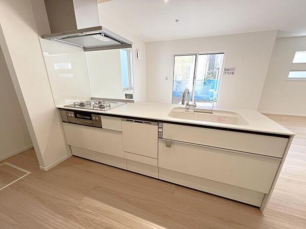 ご家族を見守りながら家事が捗る対面式キッチン。お料理をしながらご家族のサポートも可能です。