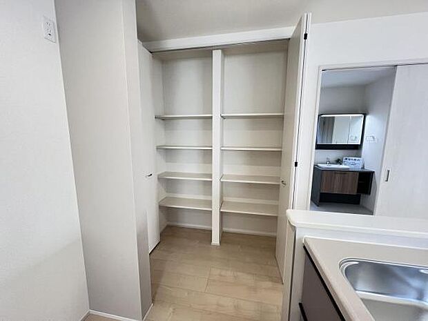 キッチン横にはパントリーがございます。