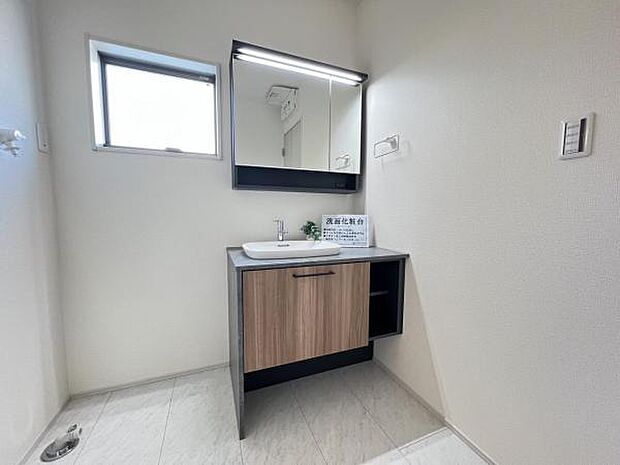 シャワー付き洗面化粧台です。手軽にシャンプーができ、お掃除もしやすいですね。