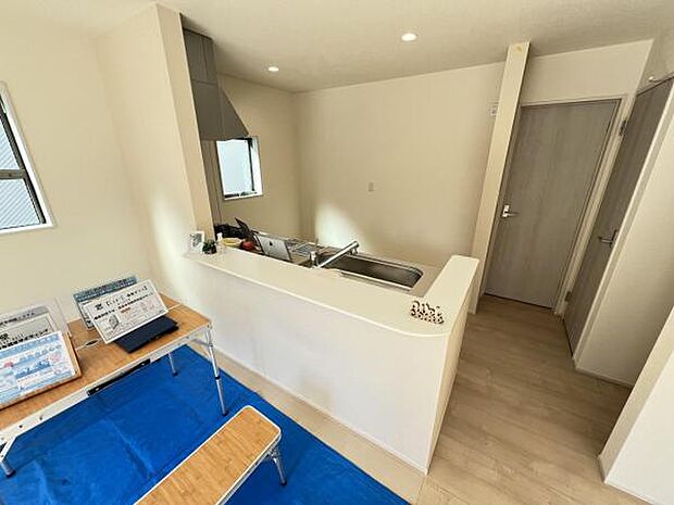 お食事中もキッチンと会話が楽しめるダイニングスペース。