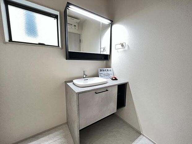 洗面化粧台です。朝の身支度から1日が始まります。