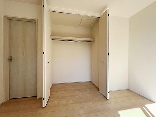 いつでもお部屋をスッキリお使い頂ける収納スペースを設置。