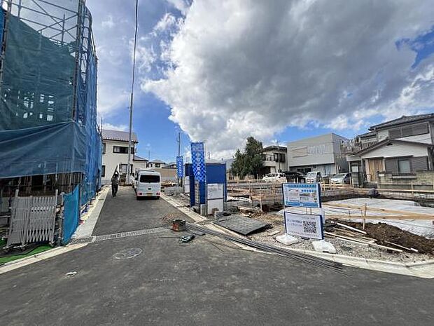 前面道路です。住宅地につき落ち着いた新生活を始められそうです。