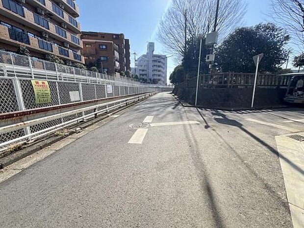 前面道路を含めた現地写真です。