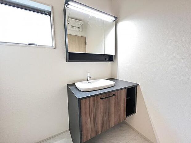 洗面化粧台です。朝の身支度から1日が始まります。