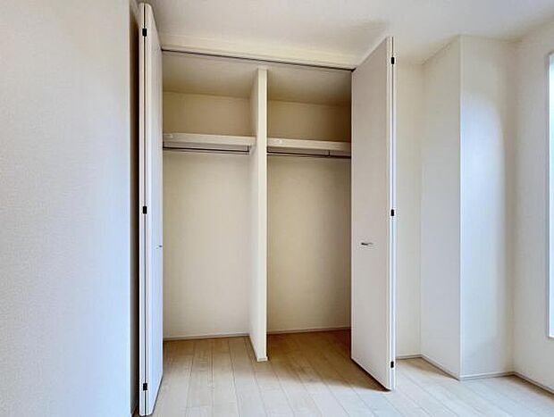 いつでもお部屋をスッキリお使い頂ける収納スペースを設置。