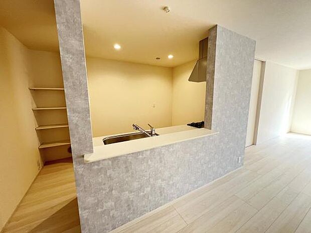 お食事中もキッチンと会話が楽しめるダイニングスペース。