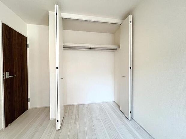 いつでもお部屋をスッキリお使い頂ける収納スペースを設置。