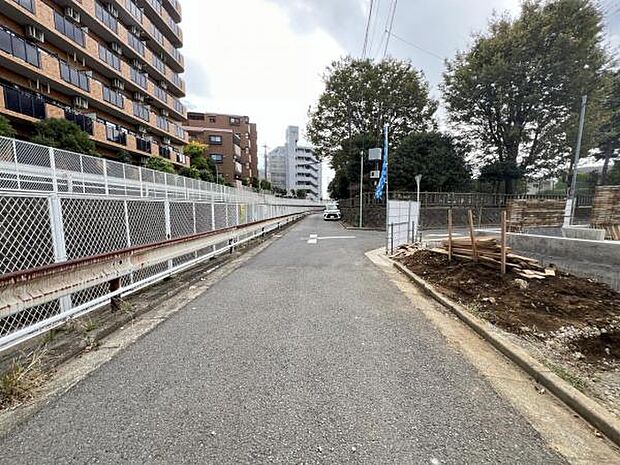 前面道路です。住宅地につき落ち着いた新生活を始められそうです。
