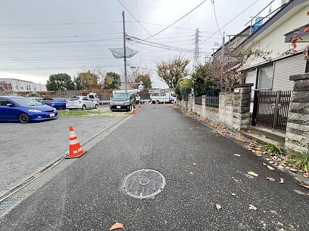 前面道路を含めた現地写真です。ぜひ周辺環境も併せてご覧ください。