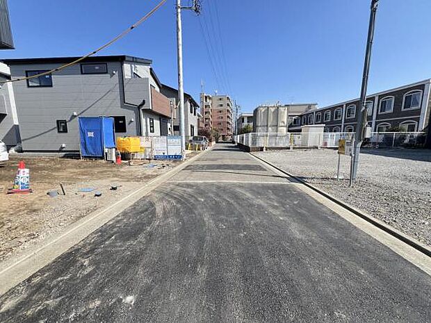 前面道路を含めた現地写真です。ぜひ周辺環境も併せてご覧ください。