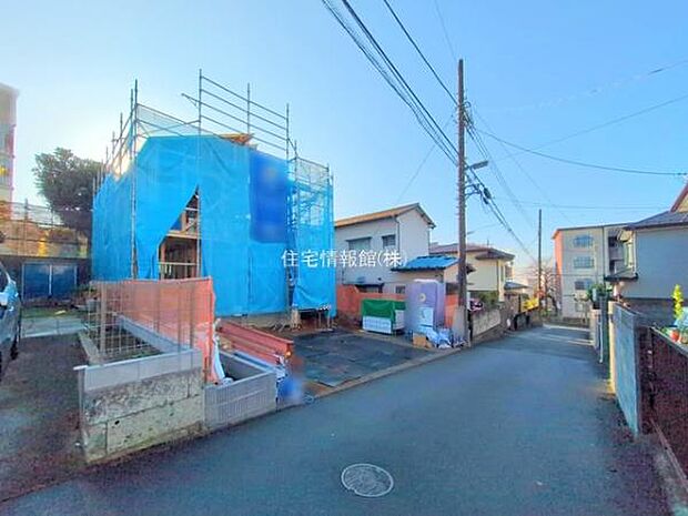 前面道路を含めた現地写真です。