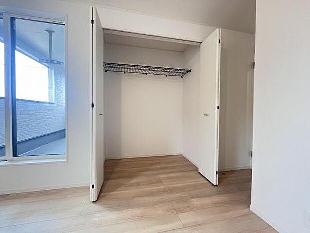 いつでもお部屋をスッキリお使い頂ける収納スペースを設置。