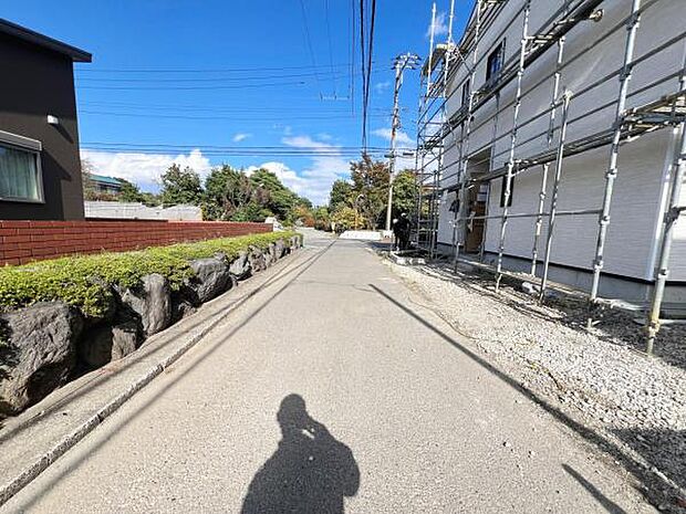 前面道路を含めた現地写真です。