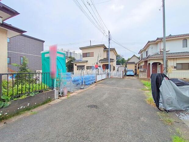 前面道路を含めた現地写真です。