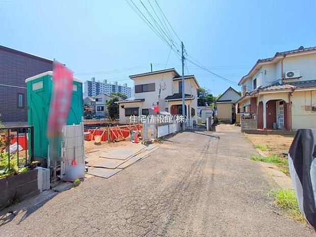 前面道路を含めた現地写真です。