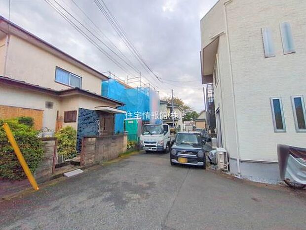 前面道路を含めた現地写真です。