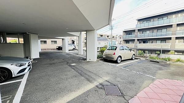 駐車場ももちろん完備しておりますのでお車所有の方にも心強いです。