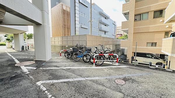 敷地内の駐輪場です。