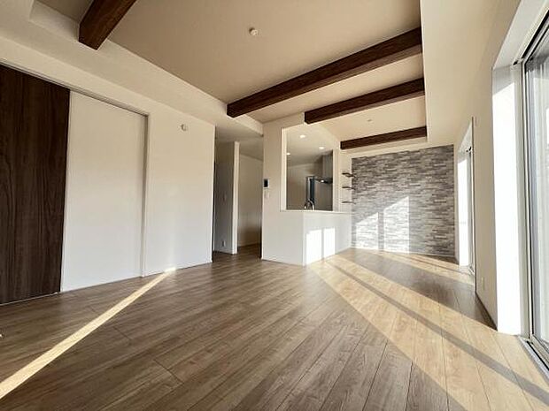 リビングダイニングになります。ご家族そろっての素敵な空間になりそうですね。