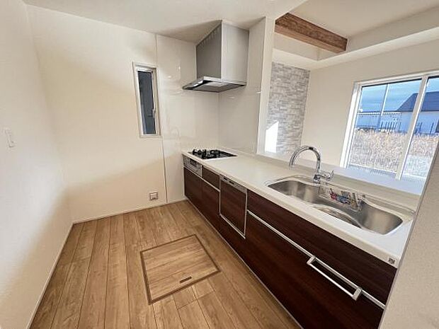 作業スペースが広く家事動線をゆったりと確保できるキッチンです。