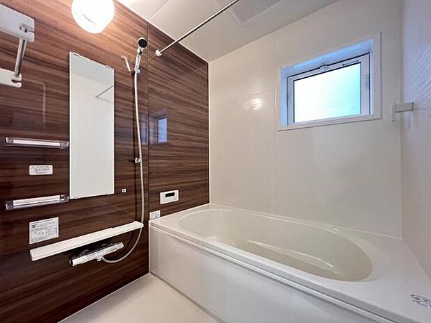 お洗濯にも重宝する浴室乾燥機付き。寒い時期もいつも温かいお湯に浸かれる追い焚き機能付きです。
