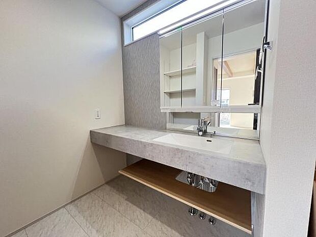 シャワー付き洗面化粧台です。手軽にシャンプーができ、お掃除もしやすいですね。