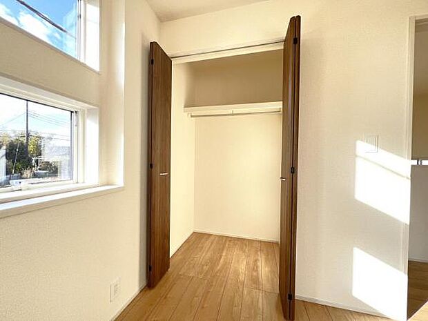 中の物を確認しやすく、取り出しやすい収納スペース。お部屋を広々とお使いいただけます。