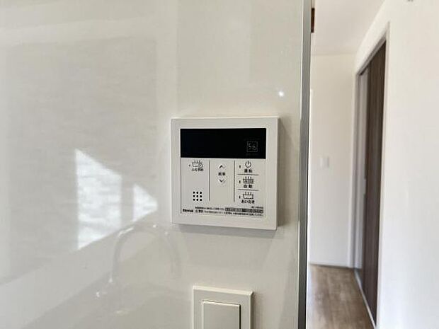 追い焚き機能付給湯パネル。