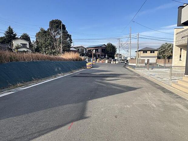 前面道路を含めた現地写真です。ぜひ周辺環境も併せてご覧ください。