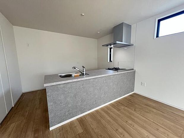 カウンターキッチン越しに会話も楽しめるダイニングキッチン。