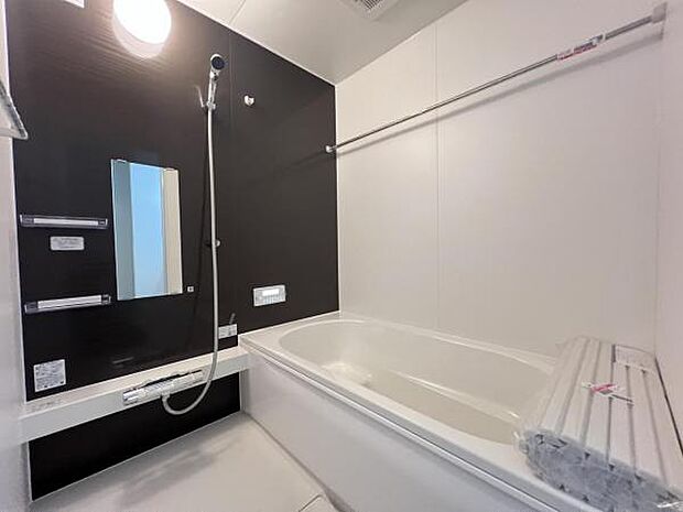 水はけがよくお手入れしやすいシステムバス、シャンプー類をしまえる便利な棚付きです。