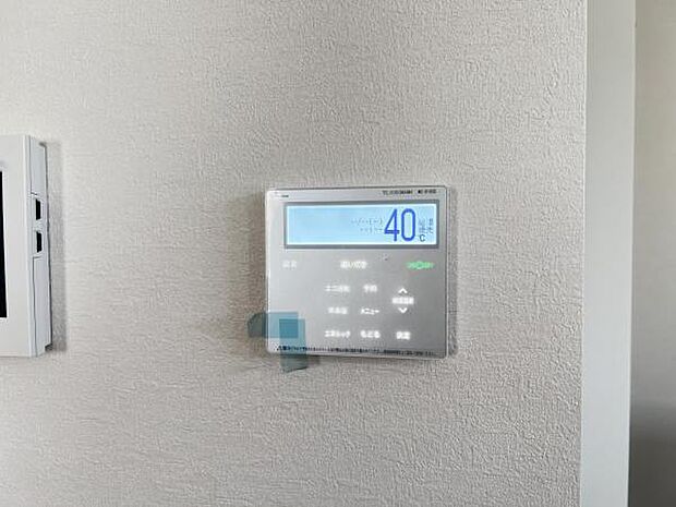 追い焚き機能付給湯パネル。