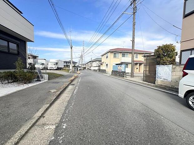 前面道路を含めた現地写真です。ぜひ周辺環境も併せてご覧ください。