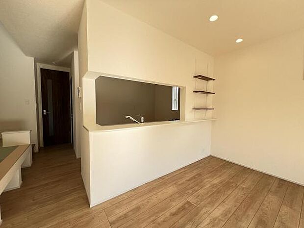 お食事中もキッチンと会話が楽しめるダイニングスペース。