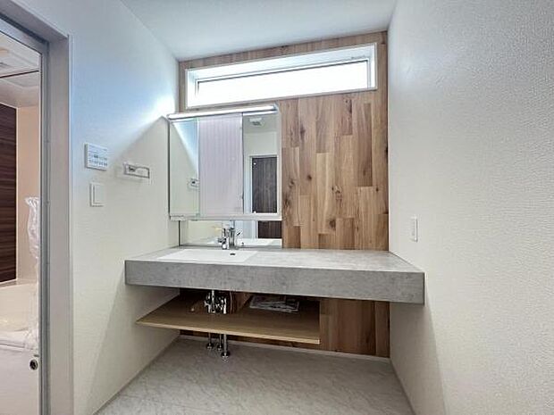 洗面化粧台です。朝の身支度から1日が始まります。