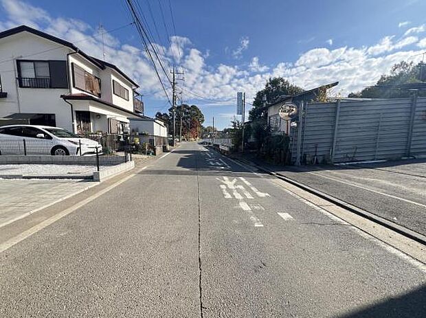 前面道路を含めた現地写真です。