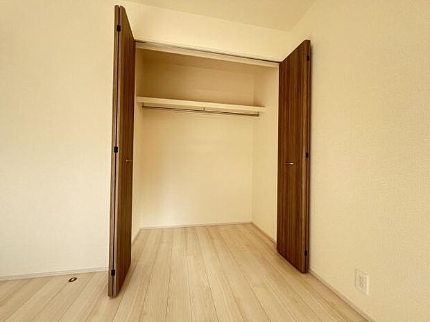 いつでもお部屋をスッキリお使い頂ける収納スペースを設置。