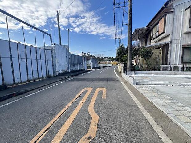 前面道路を含めた現地写真です。