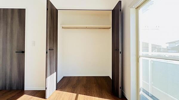 いつでもお部屋をスッキリお使い頂ける収納スペースを設置。
