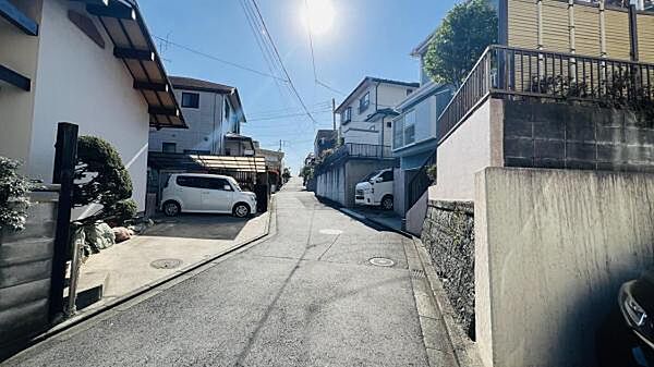 前面道路を含めた現地写真です。