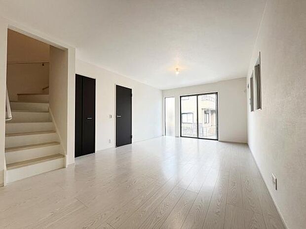 家族団らんの場所としてゆったりと居心地の良いリビングです。