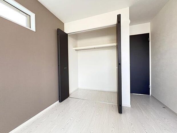 いつでもお部屋をスッキリお使い頂ける収納スペースを設置。