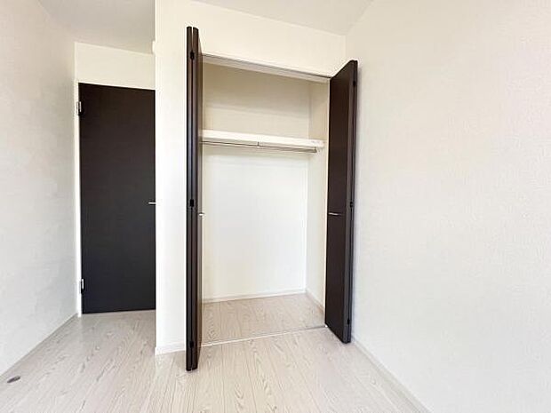 いつでもお部屋をスッキリお使い頂ける収納スペースを設置。