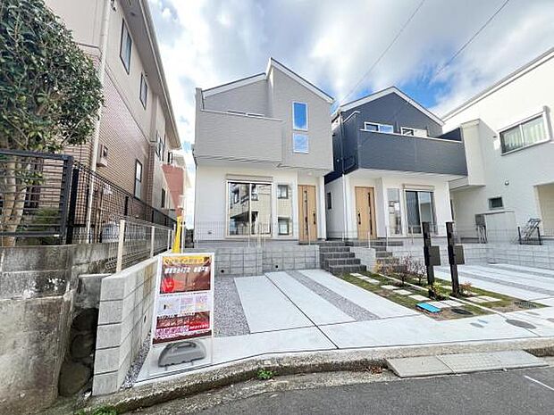 前面道路を含めた現地写真です。