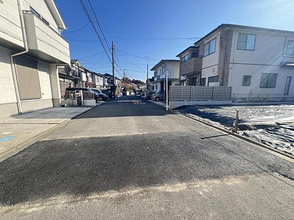 前面道路を含めた現地写真です。