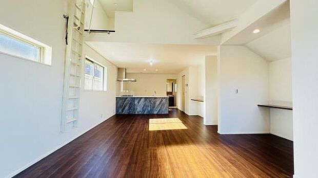 家族団らんの場所としてゆったりと居心地の良いリビングです。