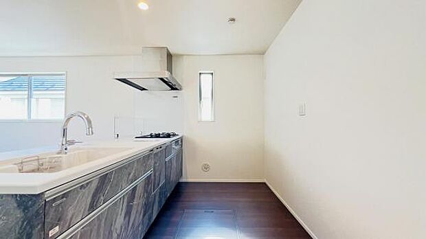 お食事中もキッチンと会話が楽しめるダイニングスペース。