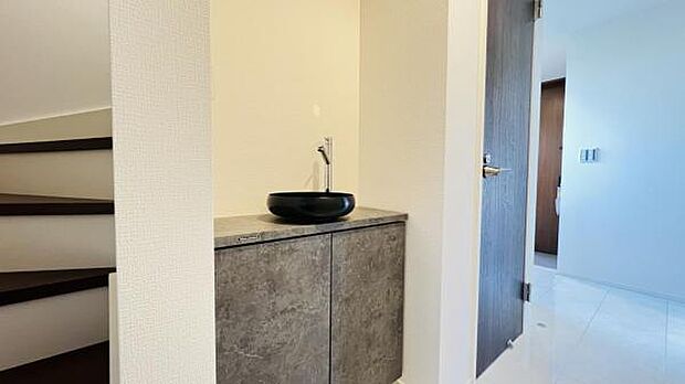 洗面化粧台です。朝の身支度から1日が始まります。