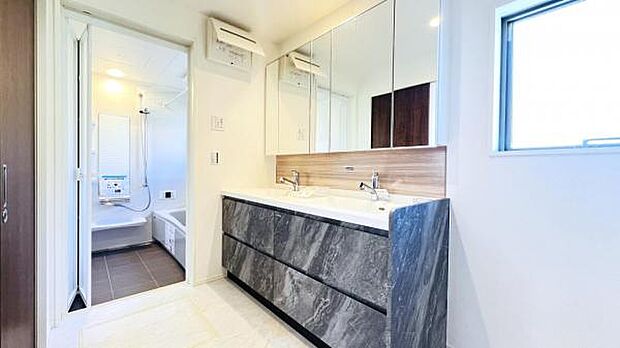 洗面化粧台です。朝の身支度から1日が始まります。